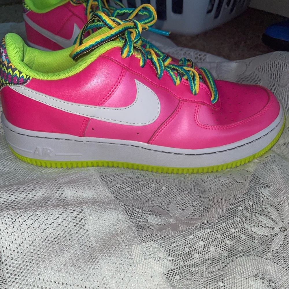 Pink Blast White Volt
Nike Airforce 1’s size 7y